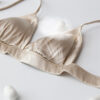 Conjunto bralette de seda com rebordo em renda Champanhe Conjunto bralette de seda com rebordo em renda Champanhe