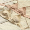 Conjunto bralette de seda com rebordo em renda Champanhe Conjunto bralette de seda com rebordo em renda Champanhe