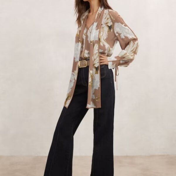 Camicia in seta dal taglio rilassato e floreale Camicia in seta dal taglio rilassato e floreale