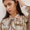 Camicia in seta dal taglio rilassato e floreale Camicia in seta dal taglio rilassato e floreale