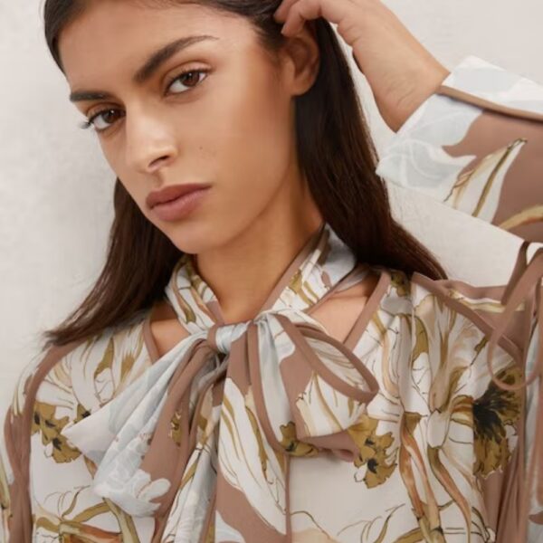 Camicia in seta dal taglio rilassato e floreale Camicia in seta dal taglio rilassato e floreale
